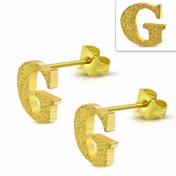 Boucles d'oreilles clous en alphabet sablé G en acier inoxydable plaqué de couleur d'or (paire)