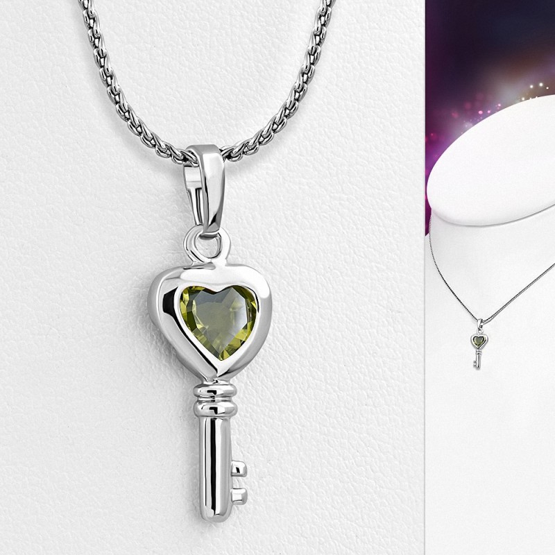 Alliage de cristal fantaisie avec pendentif coeur en alliage fantaisie avec lumière Olivine CZ