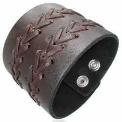 Bracelet de force en cuir marron avec lanières incrustées en chevrons et boutons pression