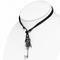 Collier en cuir brun et charm en alliage Anneaux Plaque gravée Croix latine Clé couronne