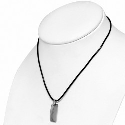 Collier en caoutchouc noir et pendentif plaque à facettes