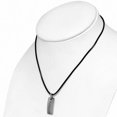 Collier en caoutchouc noir et pendentif plaque à facettes