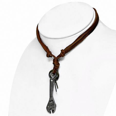 Collier homme en cuir marron avec pendentif croix et clef à molette